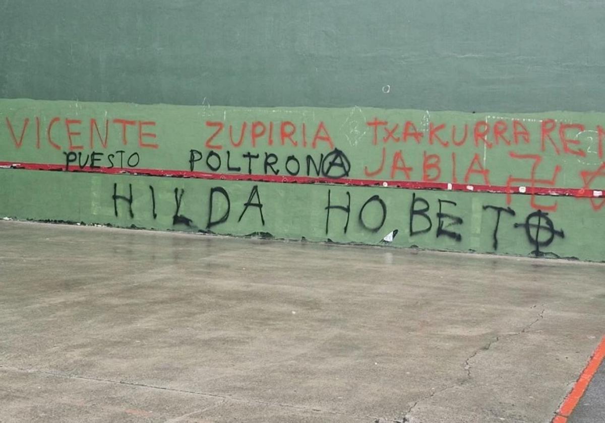 Pintadas contra Zupiria y la Ertzaintza en el frontón de Hernani que aparecieron el sábado y que se borraron horas después.
