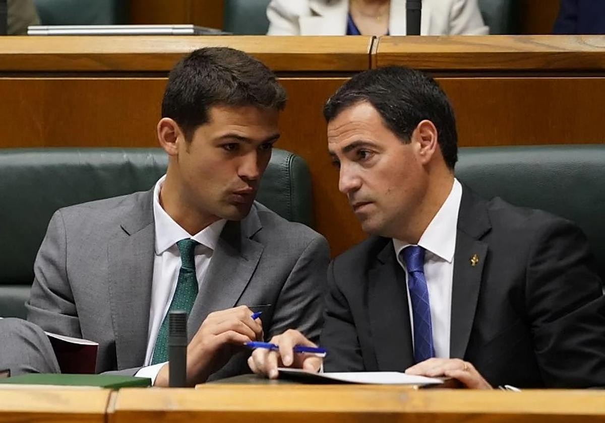 El portavoz parlamentario del PNV, Joseba Díez Antxustegi, y el lehendakari, Imanol Pradales