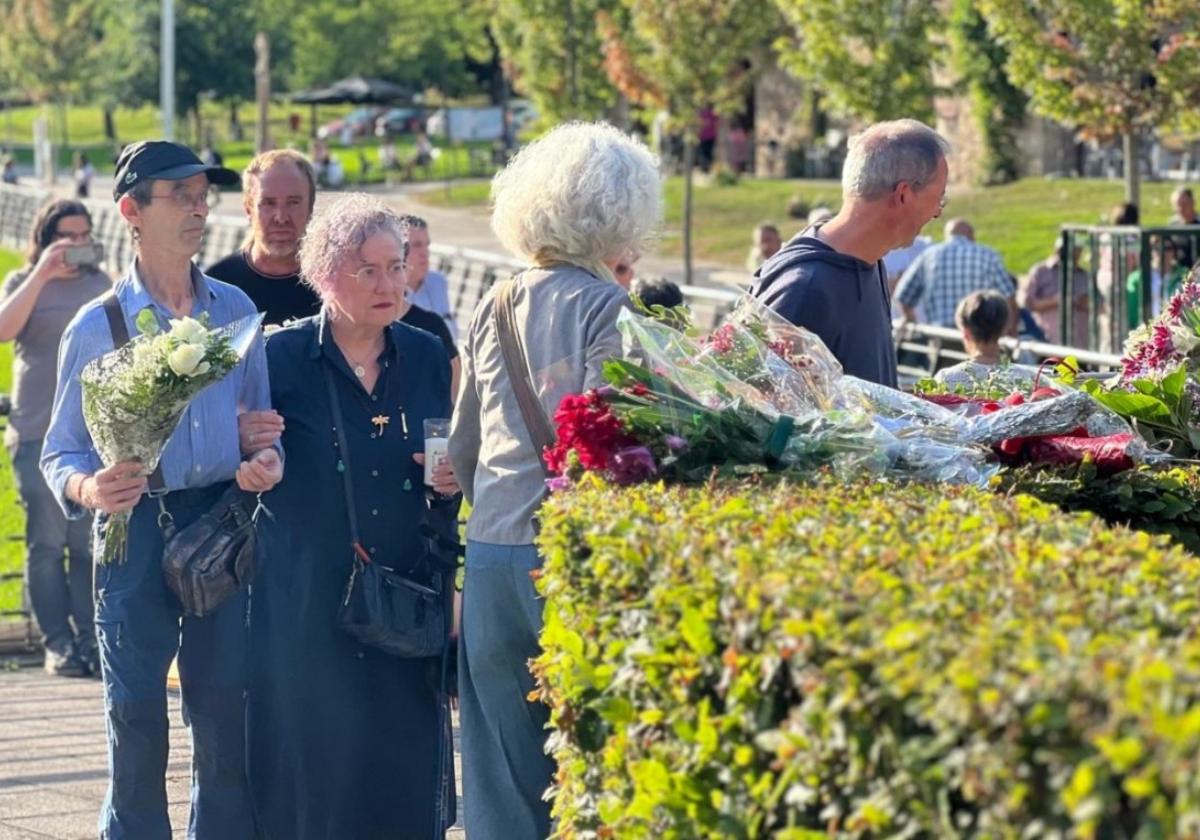 La ofrenda floral a las víctimas de la Guerra Civil española fue uno de los momentos más emotivos del acto celebrado en Igartza.