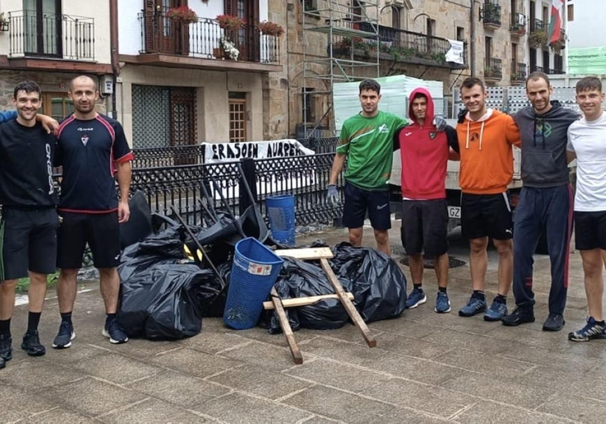 Limpieza del río en auzolan tras la fiestas