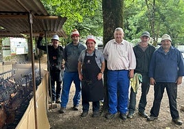 Zikiro jate. La cuadrillaencargada dela preparación del zikiro trabajó desde las siete de la madrugada.