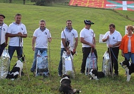 Lehiaketan parte hartu zuten sei artzainak eta euren txakurrak, sariekin. Alboan, Idurre Zabaleta udal ordezkaria dute.