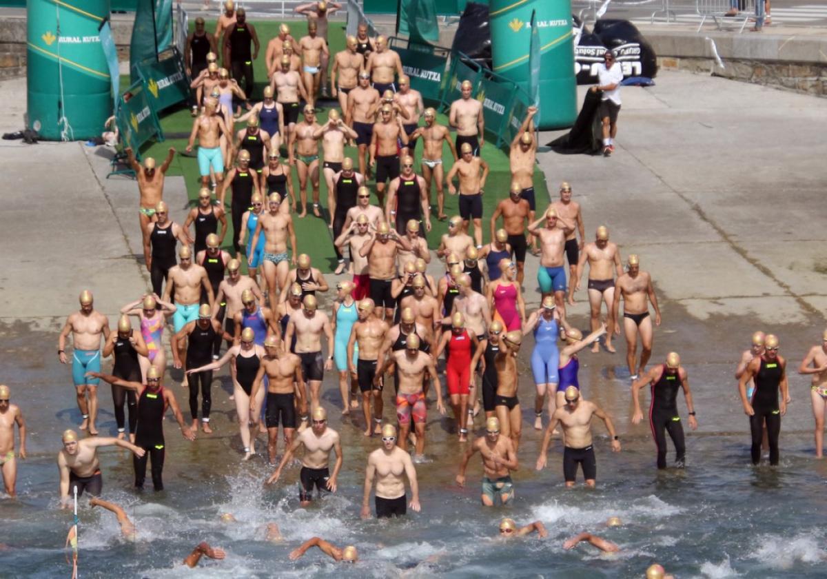 Momento de la salida en Getaria del primer grupo de nadadores con los máximos favoritos.