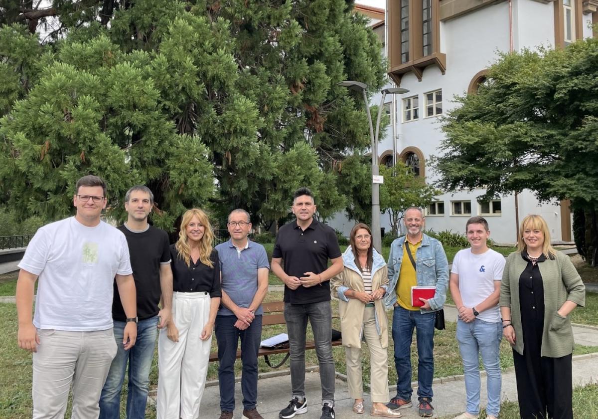 Los concejales socialistas de Zumarraga, Urretxu y Legazpi tras su reciente reunión de ámbito comarcal.