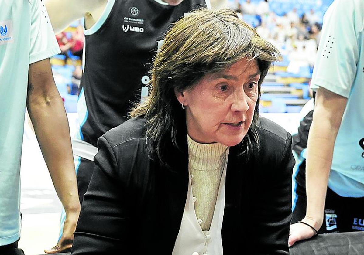 Azu Muguruza, en un tiempo muerto con Eraunzetamurgil a su espalda.