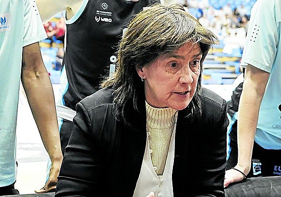 Azu Muguruza, en un tiempo muerto con Eraunzetamurgil a su espalda.