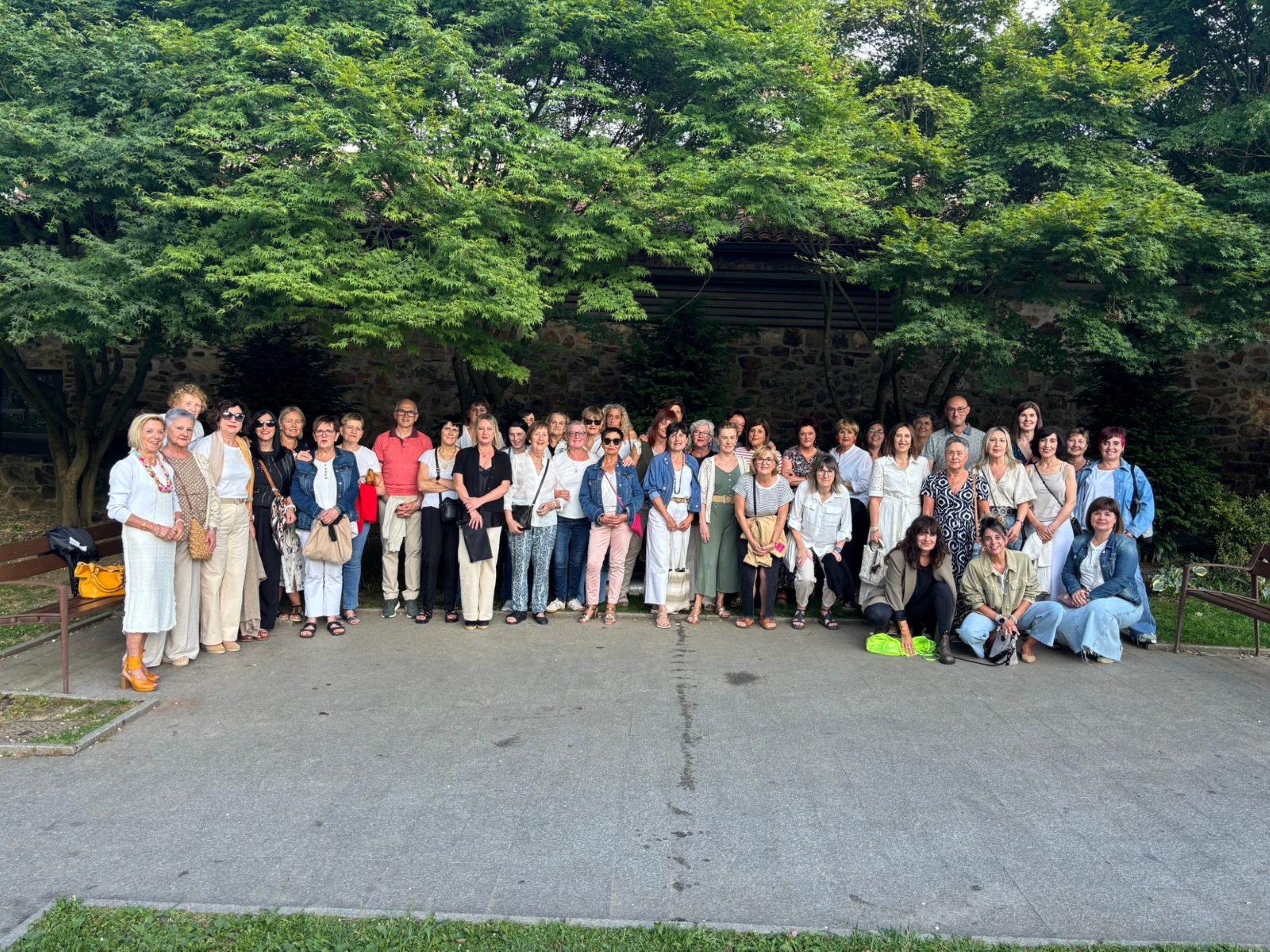 Multitudinario grupo de alumnas y alumnos de pilates de Nuria Rodríguez en la cena de fin de curso.