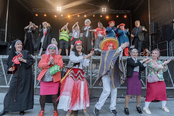 Un año más, los lasarteoriatarras se dieron cita en Okendo plaza para disfrutar de una parodia llena de humor y crítica constructiva.