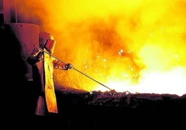 Un trabajador del acero durante sus labores en una fundición