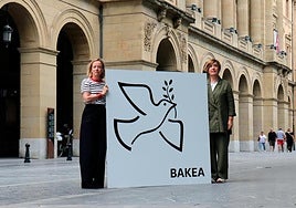 La diputada general de Gipuzkoa, Eider Mendoza, y la portavoz foral, Irune Berasaluze, muestran el cartel.