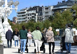 Un grupo de madres y padres pasea por Donostia con sus bebés.