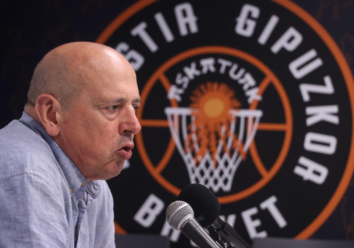 'Xubi', director deportivo del Gipuzkoa Basket en una rueda de prensa.