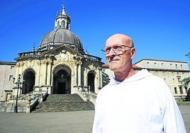 Rubén Florencio Sánchez otea el horizonte desde el santuario de Loiola, muy cerca de su Azkoitia natal.
