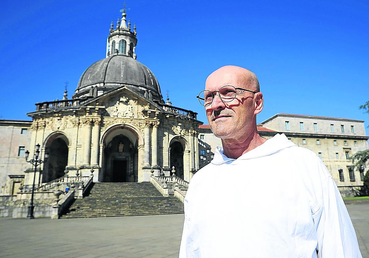 Rubén Florencio Sánchez otea el horizonte desde el santuario de Loiola, muy cerca de su Azkoitia natal.