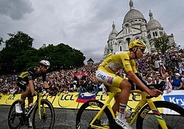 El gran dominador Pogacar en los últimos kilómetros de la etapa final en París del domingo.