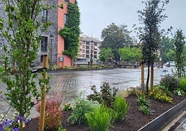 Itxura berritua du parroki aurreko plazatxoak.