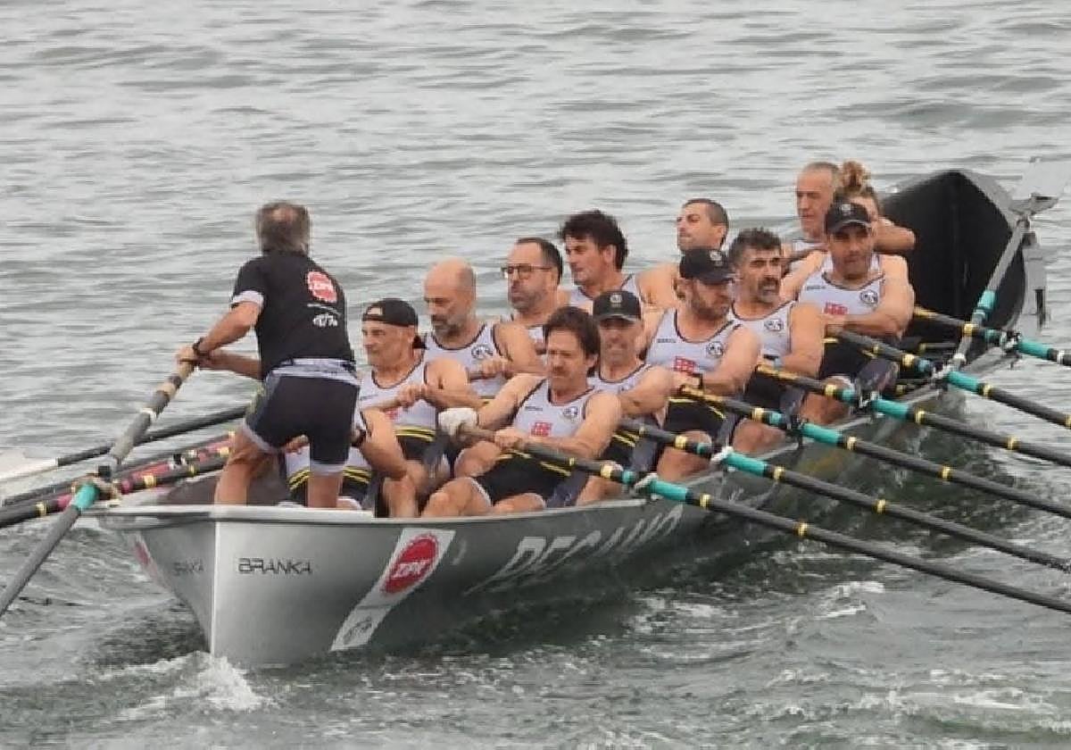 Badok 13 Orio trainerua, larunbatean Getxoko estropadan.