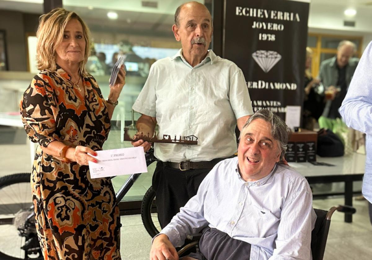 Laura Murua, organizadora del torneo de bridge, con los campeones, Federico Goded y su hermano Antón Murua.