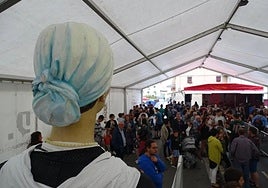 Gigantes y cabezudos en las fiestas de San Ignacio, en Legazpi.