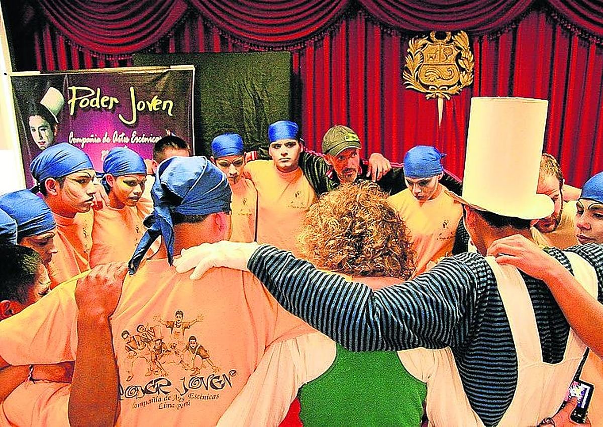 Imagen secundaria 1 - El misionero azkoitiarra que devuelve la sonrisa a los niños más pobres