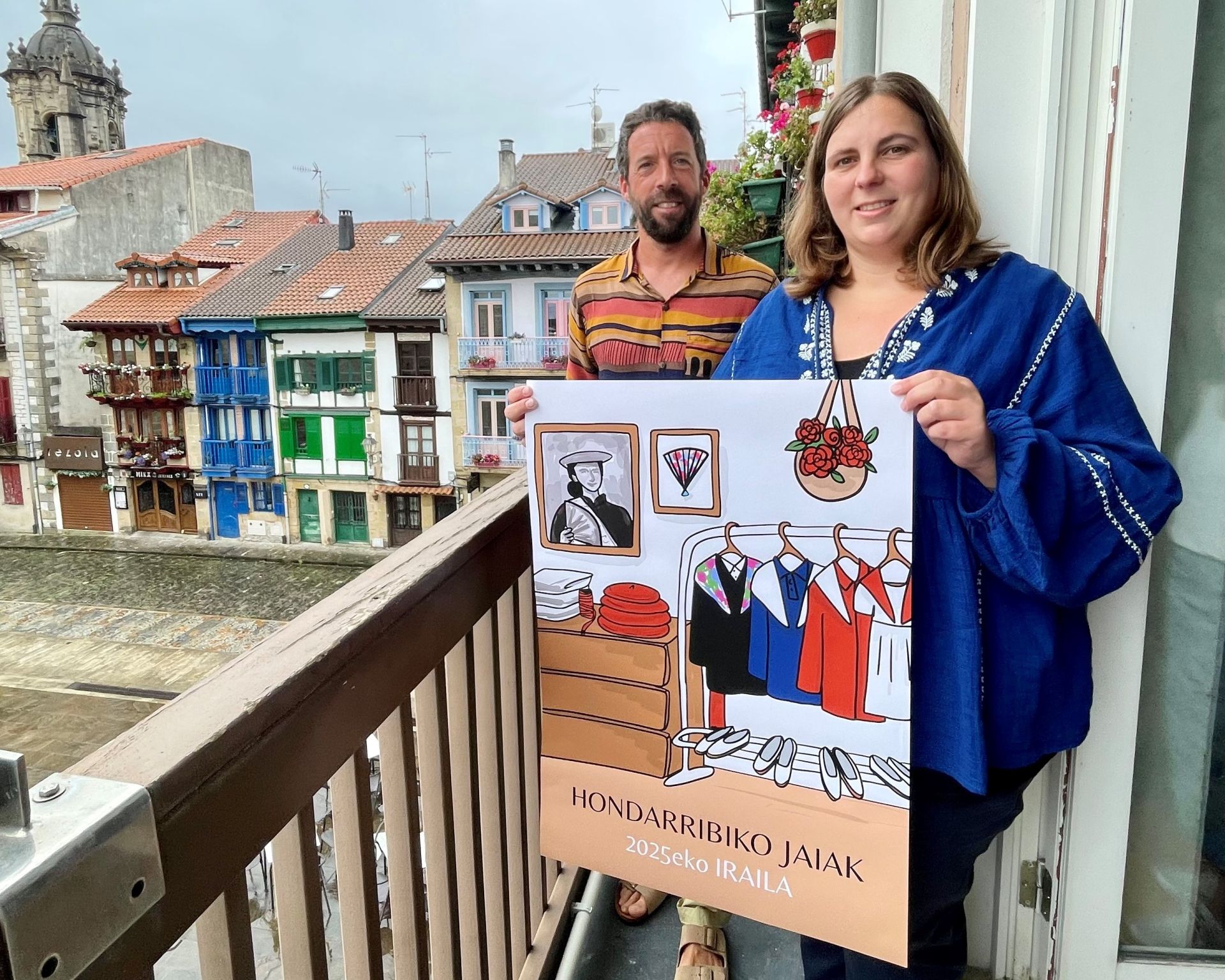Ana Lupe Iridoy y el concejal Ortzi Alonso, con el cartel elegido.