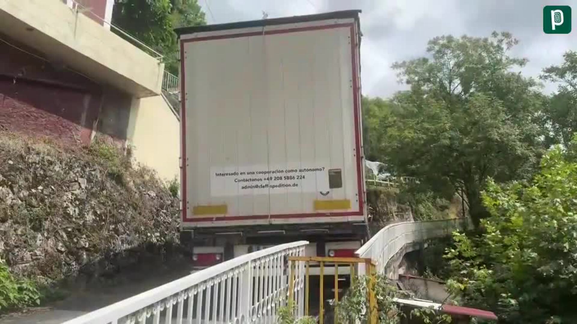 Camión encajado por culpa del GPS