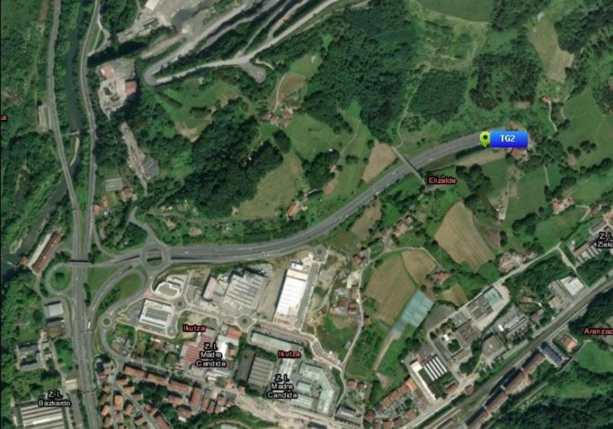 La colisión de un turismo y un camión obliga a cortar dos horas la A-15 en Andoain