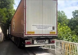 El camión atascado en un camino rural en Soraluze.