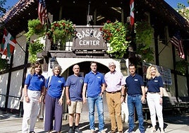 El lehendakari Pradales, en el centro, este miércoles en la visita realizada al Basque Block de Boise, en Idaho.