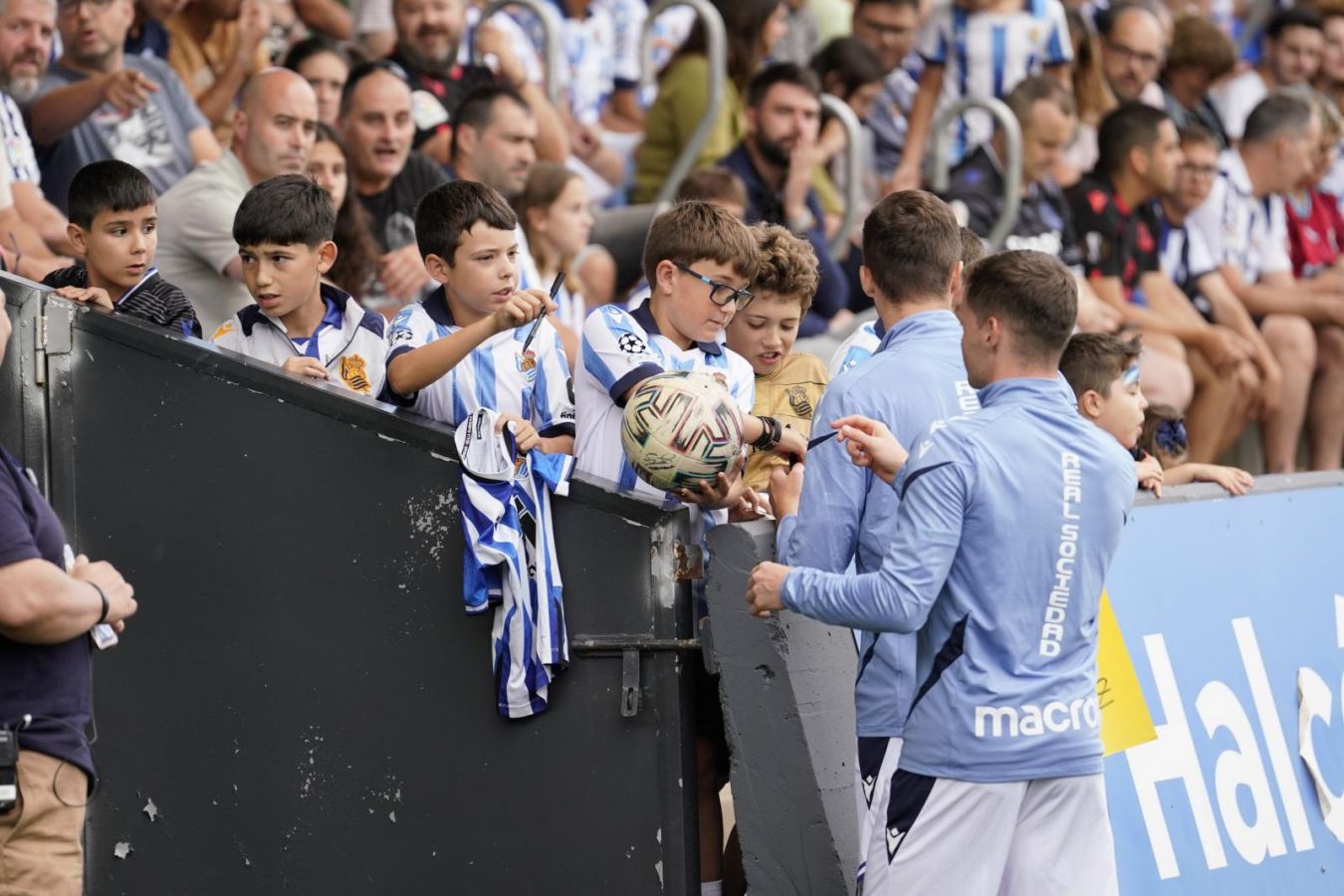 La afición de la Real Sociedad, volcada con el equipo