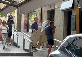 Agentes de la UCO con cajas se dirigen a la sede de Servinabar el pasado 10 de junio para iniciar el registro