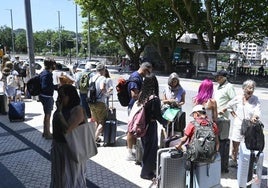 Turistas recién llegados a San Sebastián.