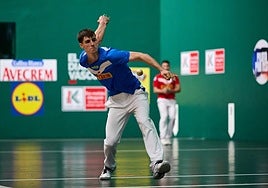 Martxel Iztueta se dispone a golpear la pelota con su derecha, un cañón, con Imaz a su espalda.