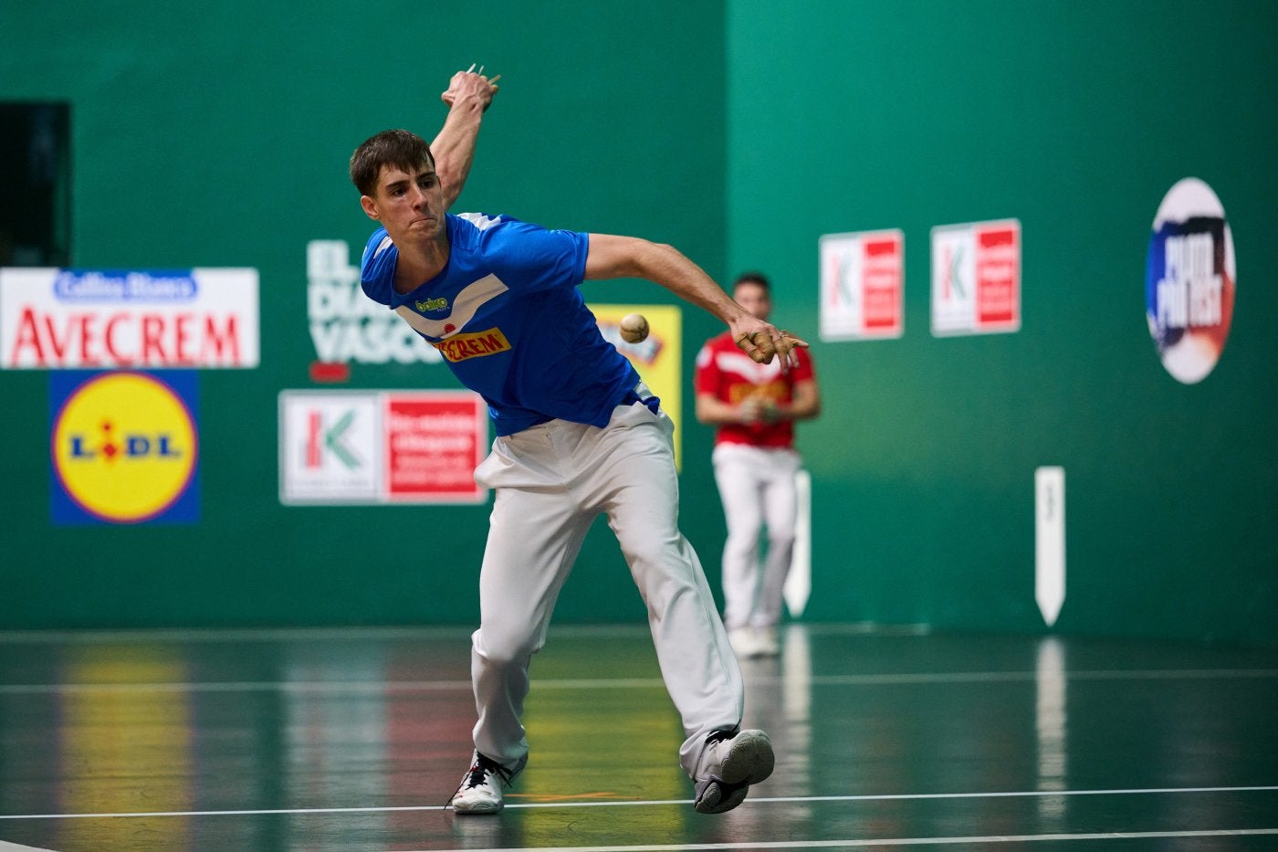 Martxel Iztueta se dispone a golpear la pelota con su derecha, un cañón, con Imaz a su espalda.