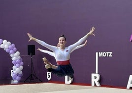 María, que dejó de competir el año pasado para centrarse en los estudios, en una de sus competiciones de aerobic en el frontón de Uarkape.