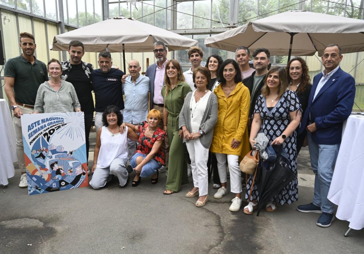 Representantes del Ayuntamiento y de diferentes entidades que colaboran en la Semana Grande.