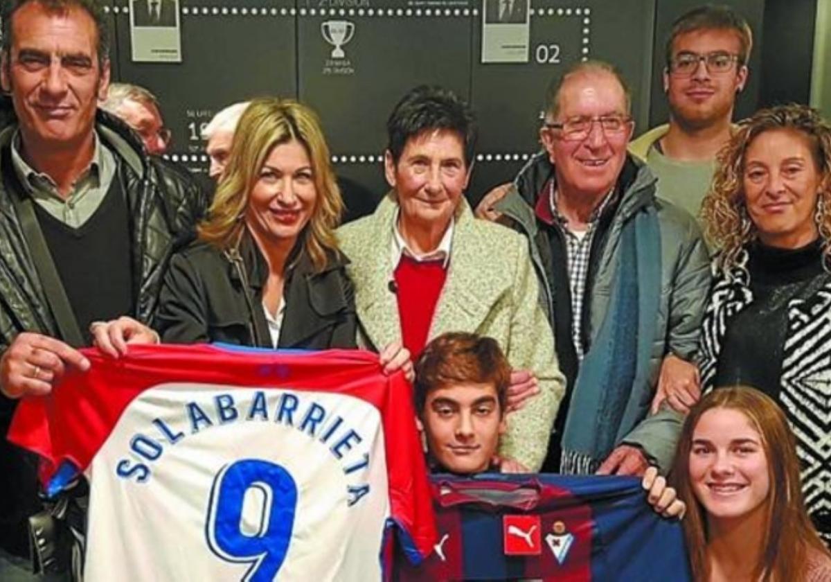 Paco Solabarrieta, con su familia, en el homenaje en Ipurua.