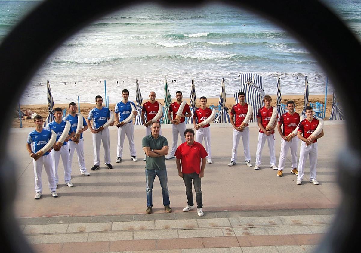 Los remontistas en el paseo marítimo de Zarautz dispuestos a ofrecer un gran espectáculo durante los tres próximos días.