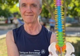 Enrique Gorostegi con uno de los esqueletos empleados para abordar la reeducación postural.