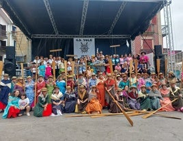 Las bateleras de ayer y hoy, las participantes en la regata y los organizadores posando juntos en la plaza.