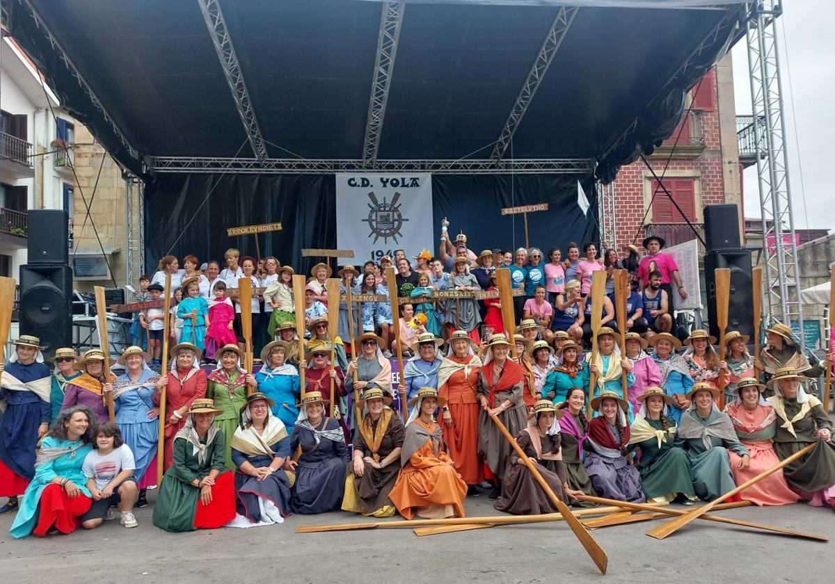Las bateleras de ayer y hoy, las participantes en la regata y los organizadores posando juntos en la plaza.