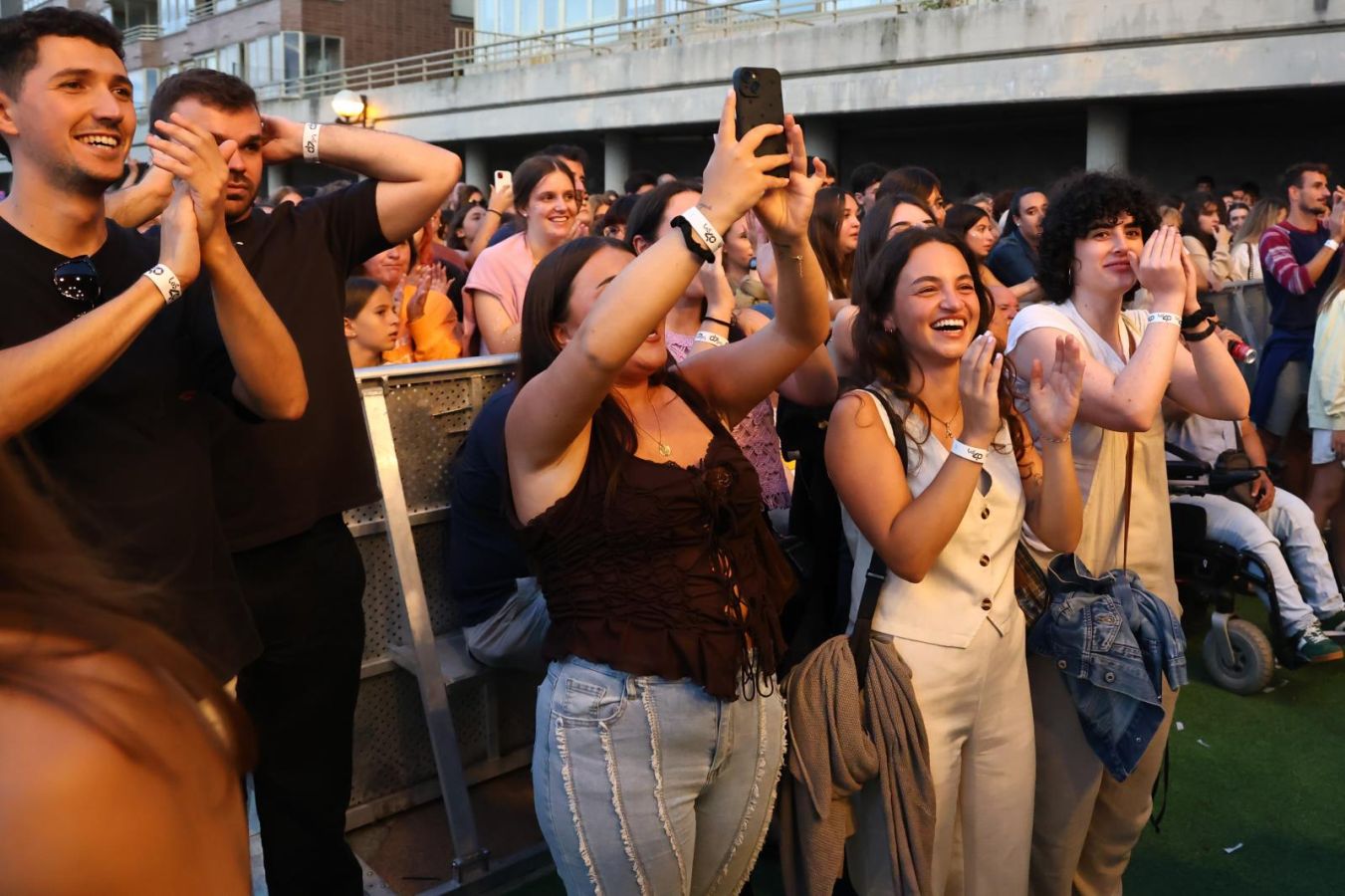 Multitudinaria fiesta musical en el malecón de Zarautz