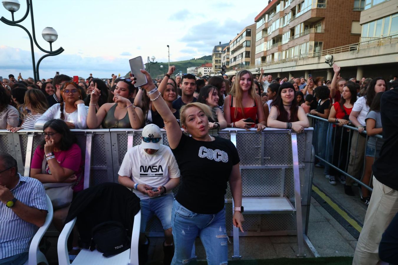 Multitudinaria fiesta musical en el malecón de Zarautz