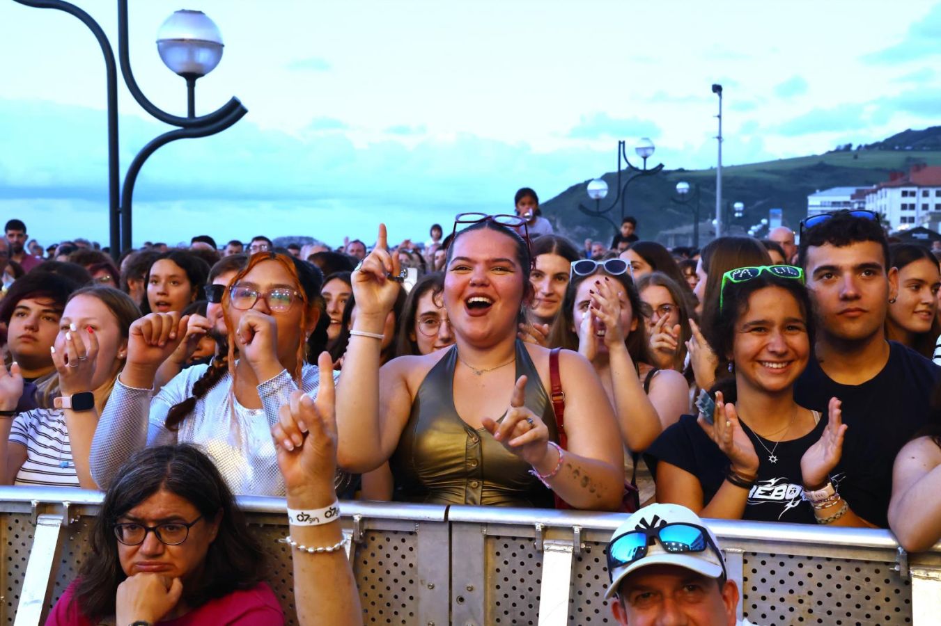 Multitudinaria fiesta musical en el malecón de Zarautz