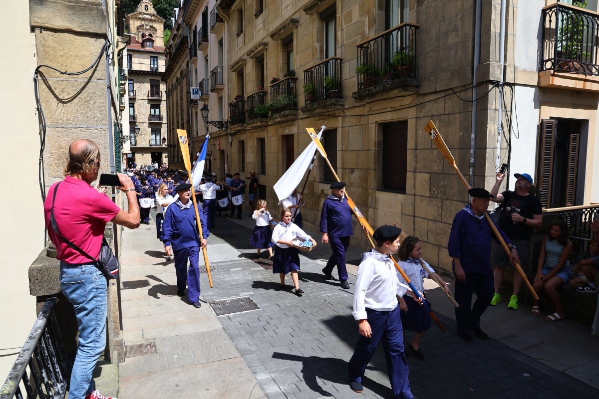 La tamborrada Amaikak Bat homenajea a San Ignacio