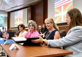 Irene Larraza, Ibone Bengoetxea, Marie-Anne de Graaff eta Cara Greenle, hitzarmenaren sinaketa-ekitaldian.