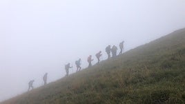 Urmugako mendizaleak Orhi gailurrera bidean.