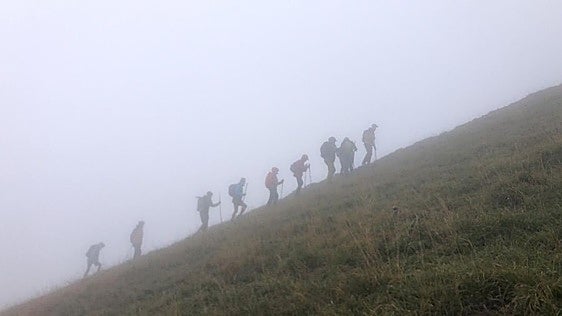 Urmugako mendizaleak Orhi gailurrera bidean.