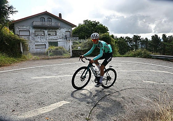 Unai Iribar negocia la curva de herradura junto al caserío.