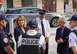 Agentes de la Policía nacional francesa, junto al alcalde de Hendaia, Kotte Ecenarro, y la comisaria de Donibane Lohitzune, Cécile Contet, en 2022